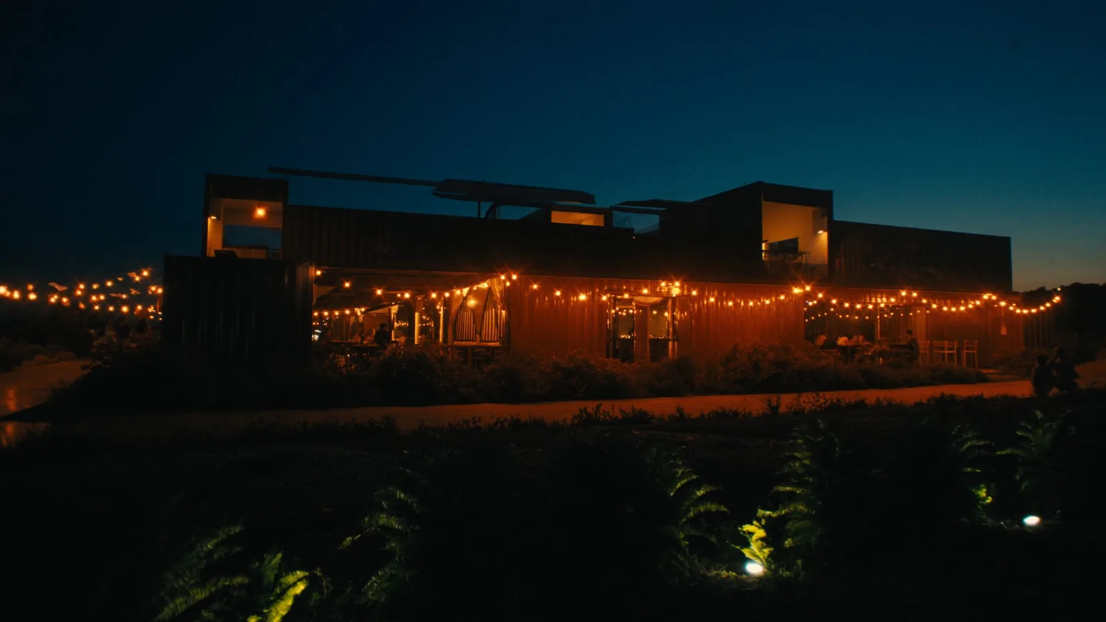 Exterior de Plaza Barrio 28 de noche, sede de la Taberna Skyline en Valle de Bravo